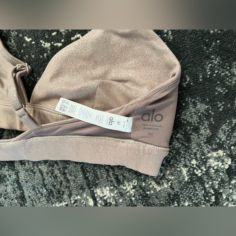 ALO Yoga Shimmering Tan Activewear Set - Picture 4 of 16